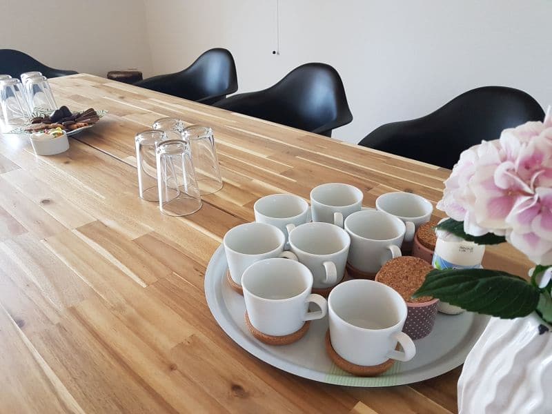 Konferenztisch mit Platz für bis zu 10 Personen